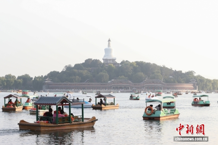 10月7日，國慶節(jié)、中秋節(jié)假期進入尾聲，北京北海公園熱度不減，不少市民游客在公園乘船游玩。<a target='_blank' href='/' _fcksavedurl='/'><p  align=