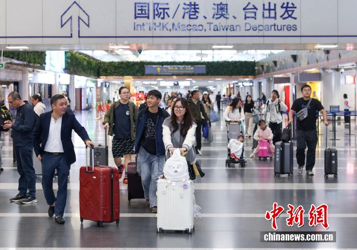 10月8日是國慶中秋假期最后一天，大量旅客在北京首都國際機場出行。 <a target='_blank' href='/' _fcksavedurl='/'><p  align=