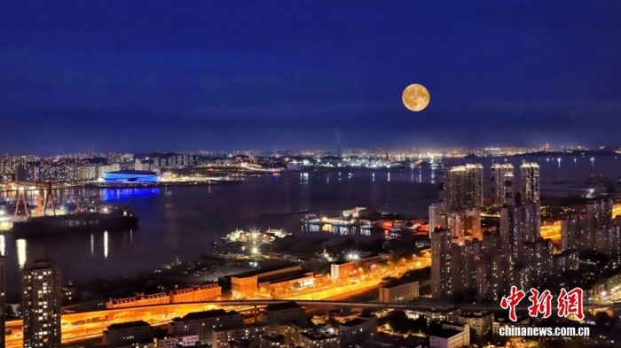 遼寧大連，中秋節(jié)一輪圓月從大連梭魚灣東方海岸線升起。
