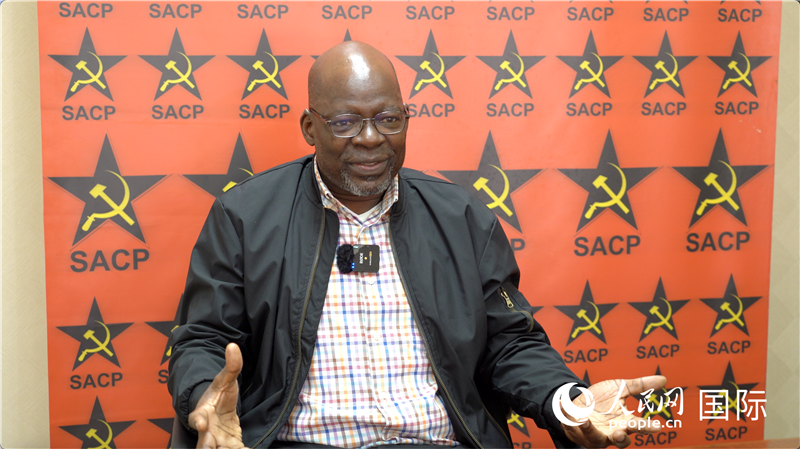 南非共產(chǎn)黨總書記索利 馬派拉接受人民網(wǎng)記者采訪。人民網(wǎng) 劉暢攝