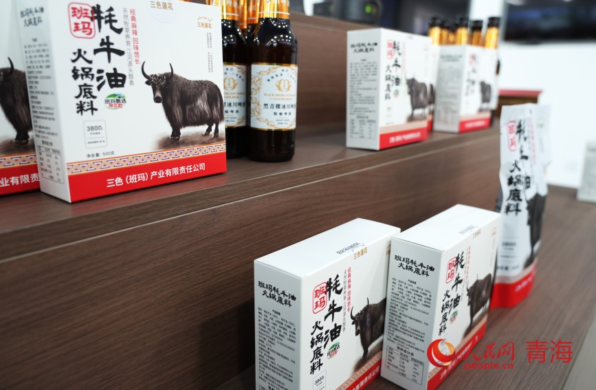 班瑪縣自行開發(fā)的牦牛油火鍋料。人民網記者 甘海瓊攝