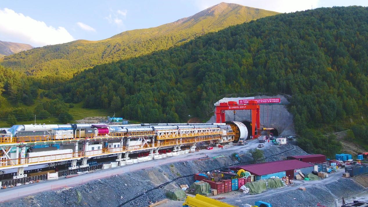 “高加索號(hào)”單護(hù)盾硬巖掘進(jìn)機(jī)（TBM）。中鐵隧道局格魯吉亞KK公路隧道項(xiàng)目部供圖