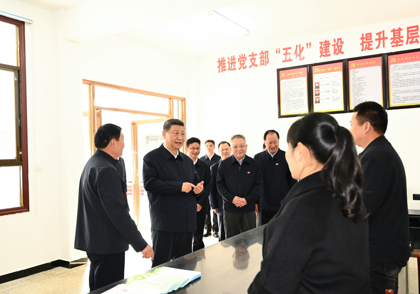 2024年3月18日至21日，中共中央總書記、國家主席、中央軍委主席習近平在湖南考察。這是19日下午，習近平在常德市鼎城區(qū)謝家鋪鎮(zhèn)港中坪村黨群服務中心了解當?shù)貫榛鶎訙p負、提升基層治理效能等情況。新華社記者 燕雁 攝