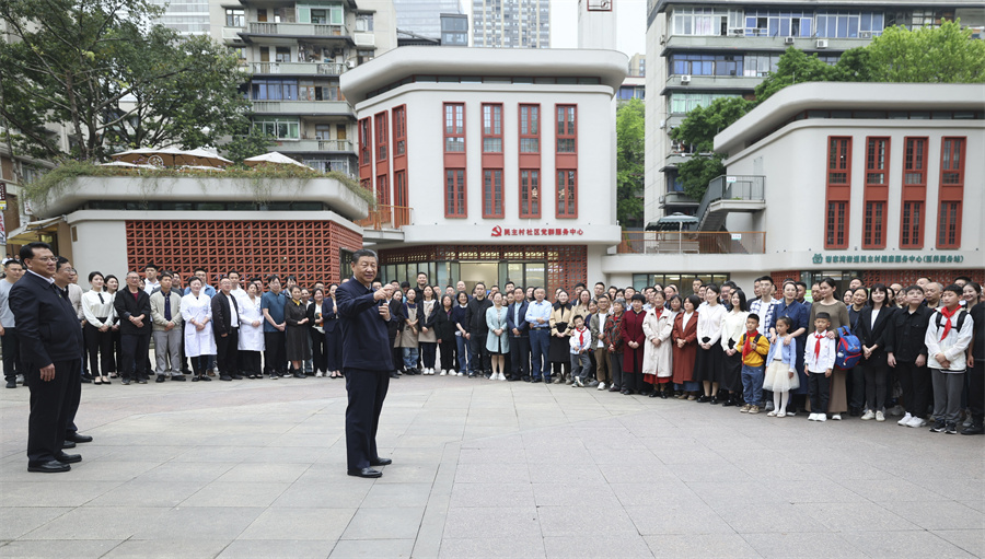 2024年4月22日至24日，中共中央總書記、國家主席、中央軍委主席習近平在重慶考察。這是22日下午，習近平在九龍坡區(qū)謝家灣街道民主村社區(qū)考察時，同社區(qū)居民親切交流。新華社記者 鞠鵬 攝
