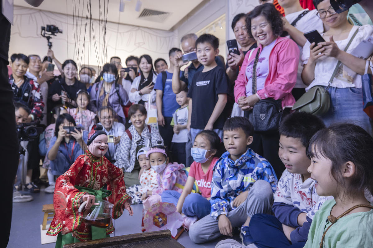 5月1日，廣州市白鵝潭大灣區(qū)藝術(shù)中心非物質(zhì)文化遺產(chǎn)館內(nèi)，精彩的梅縣提線木偶戲表演吸引了眾多游客駐足觀賞。 來源：人民圖片網(wǎng)