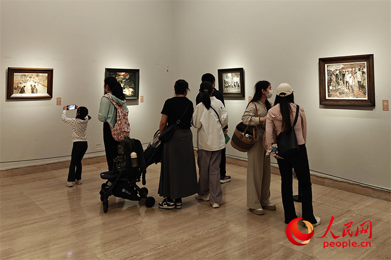 “五一”假期，游客在中國美術(shù)館參觀“大美勞動者——中國美術(shù)館藏勞動題材美術(shù)作品展（第二期）”。人民網(wǎng)記者 韋衍行攝