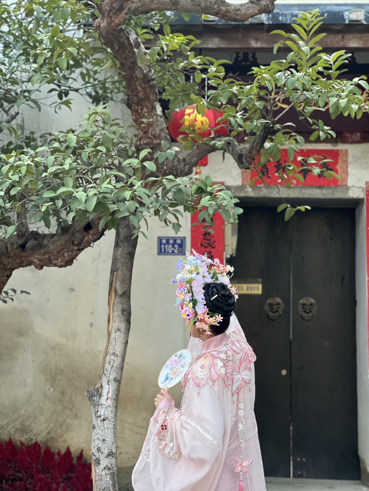 福建泉州，頭戴簪花的游客正拍照留念。人民網(wǎng) 歐陽易佳攝