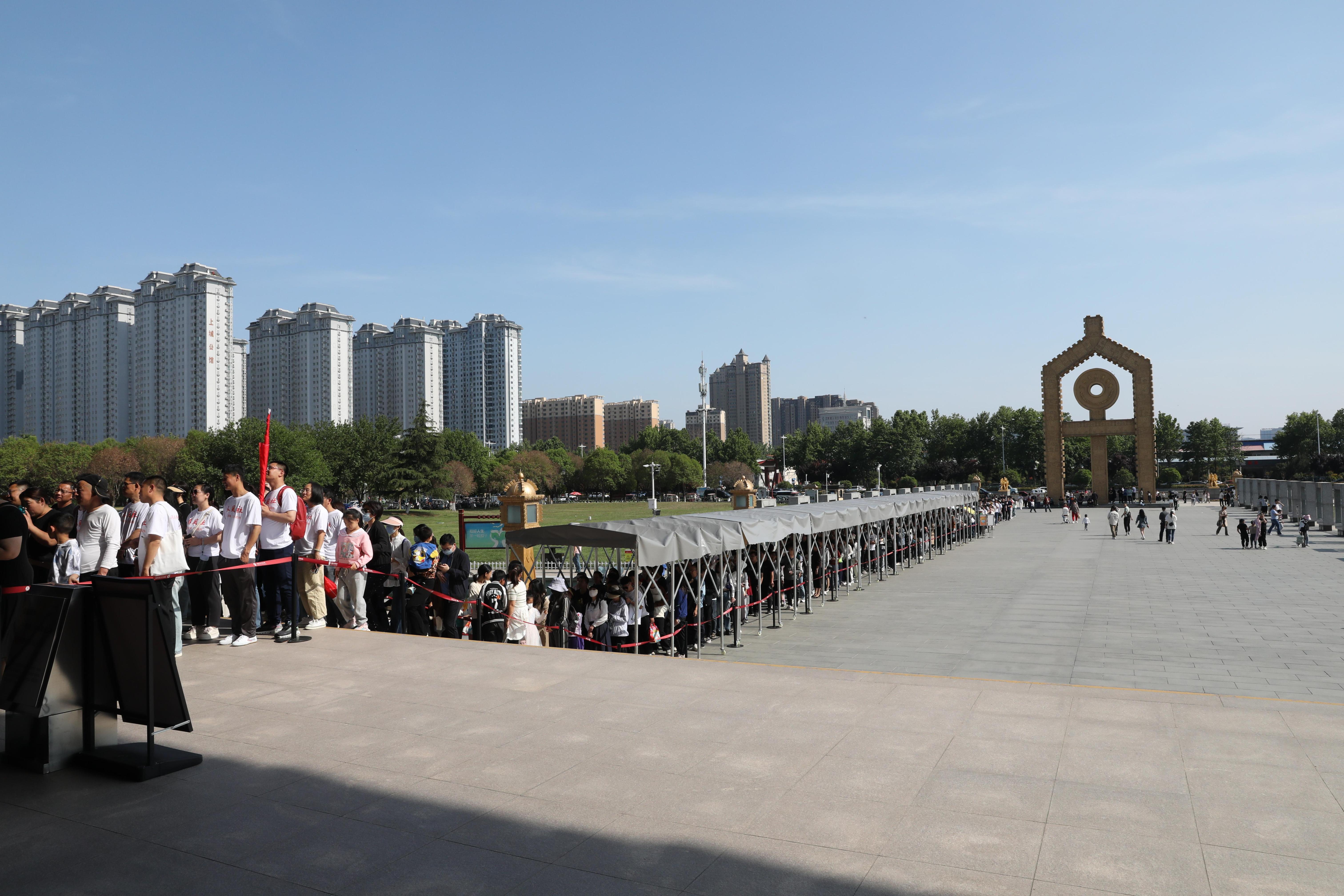 “五一”期間，中國(guó)文字博物館外游客有序排隊(duì)。中國(guó)文字博物館供圖