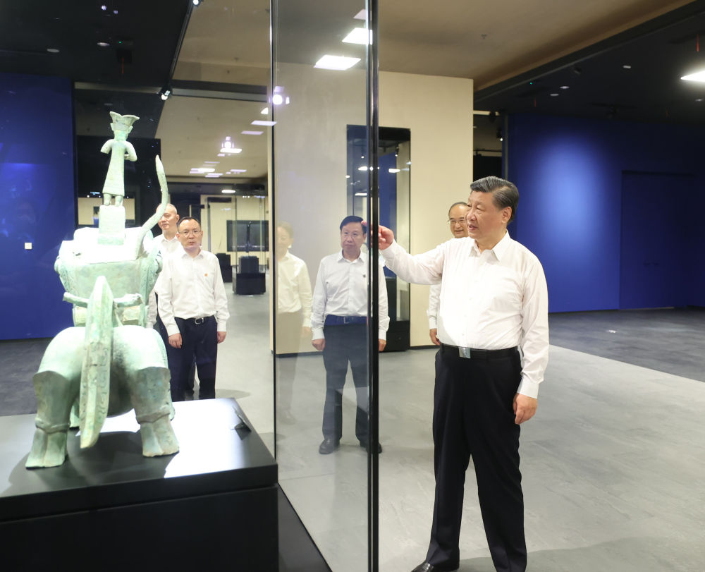 2023年7月26日，習(xí)近平總書記在四川省德陽市考察了三星堆博物館，了解當(dāng)?shù)貧v史文化遺址發(fā)掘研究、文物保護(hù)修復(fù)等情況。
