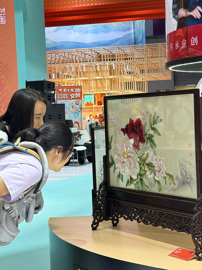 “文創(chuàng)中國”專題展區(qū)。參展觀眾供圖