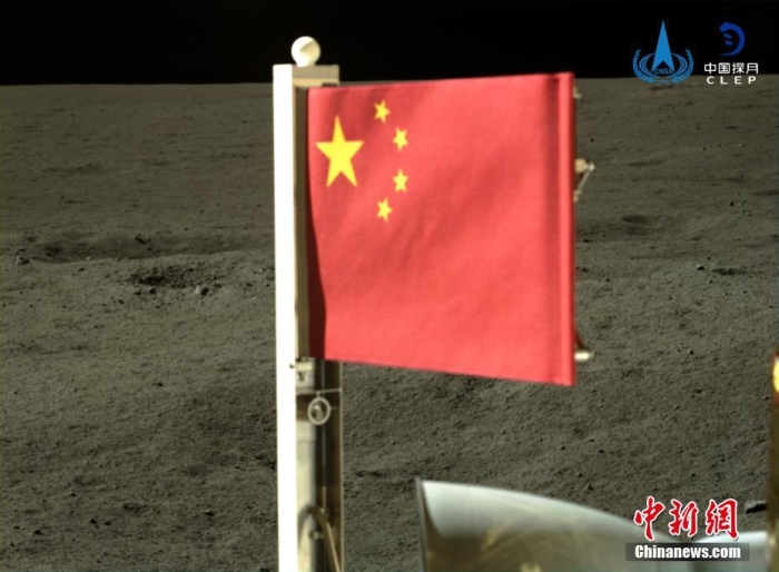 6月4日，中國(guó)國(guó)家航天局公布了嫦娥六號(hào)探測(cè)器在月球背面的五星紅旗展示影像。鮮艷的五星紅旗再次閃耀月球，這也是中國(guó)首次在月球背面獨(dú)立動(dòng)態(tài)展示國(guó)旗。<a target='_blank' href='/'><p  align=