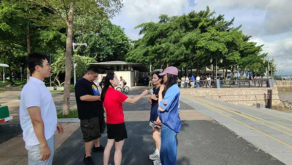 人民網(wǎng)記者采訪紅樹(shù)林公園游客。人民網(wǎng)記者 李彤?dāng)z