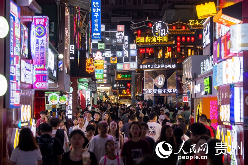 6月21日，貴陽(yáng)，青云市集內(nèi)游人如織。人民網(wǎng)記者 翁奇羽攝
