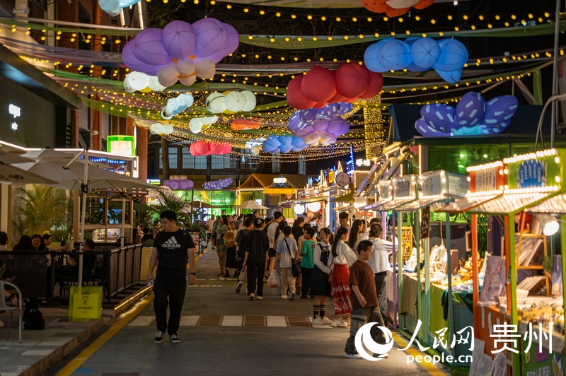 6月21日，貴陽(yáng)新印廠霓虹閃爍，映照城市夜生活。人民網(wǎng) 陽(yáng)茜攝