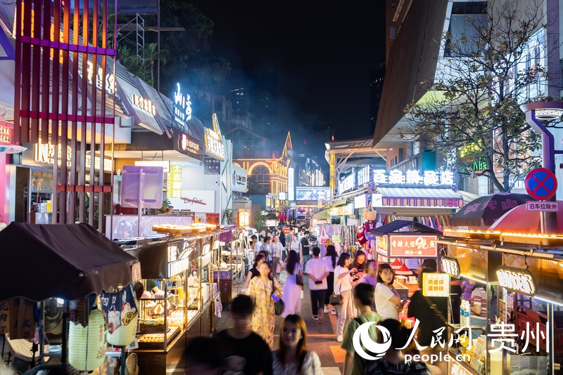 6月21日，夜幕下人頭攢動(dòng)的貴陽(yáng)市太平路街區(qū)。人民網(wǎng)記者 涂敏攝