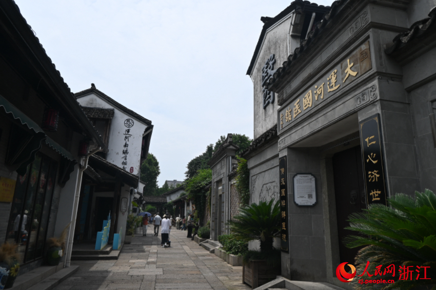 運(yùn)河邊的老建筑被完好保存下來(lái)。人民網(wǎng)記者 張麗瑋攝