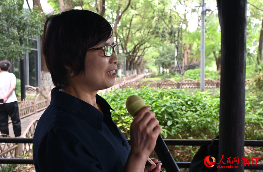 面向運(yùn)河，任國(guó)萍放聲歌唱。人民網(wǎng)記者 張麗瑋