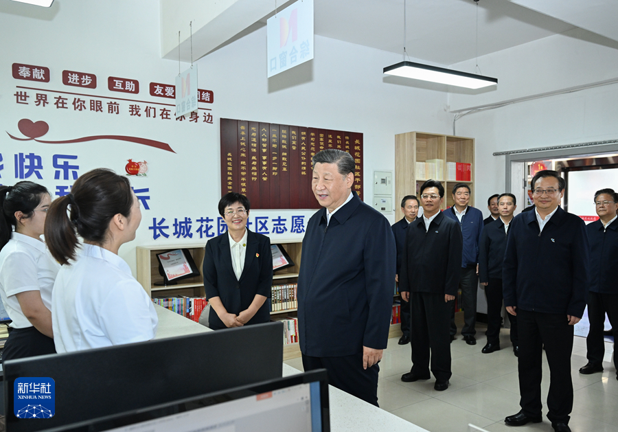 2024年6月19日下午，習(xí)近平在寧夏銀川市金鳳區(qū)長城花園社區(qū)黨群服務(wù)中心便民服務(wù)廳了解社區(qū)開展便民惠民服務(wù)等情況。新華社記者 謝環(huán)馳 攝