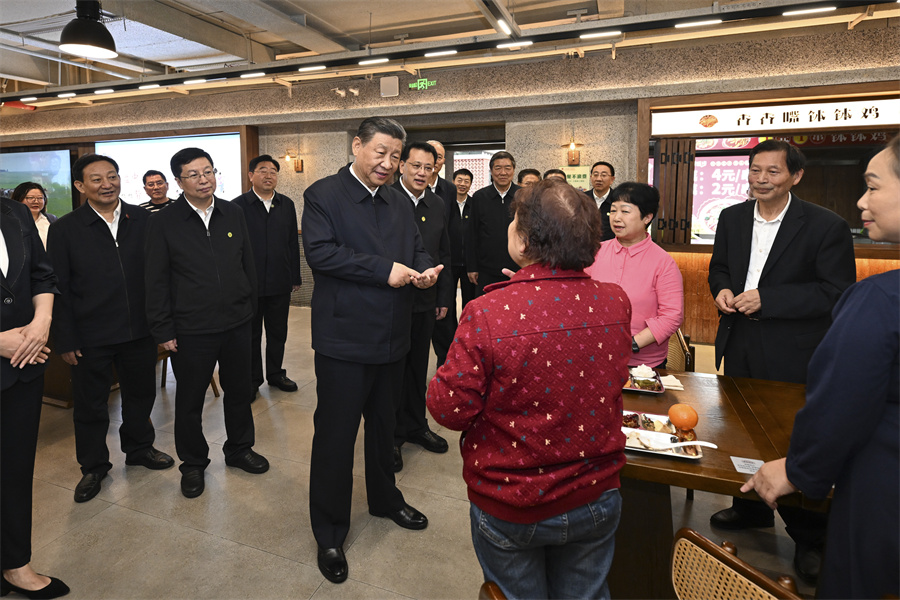 2024年4月22日下午，習(xí)近平在九龍坡區(qū)謝家灣街道民主村社區(qū)考察時，同正在社區(qū)食堂就餐的群眾親切交流。新華社記者 謝環(huán)馳 攝