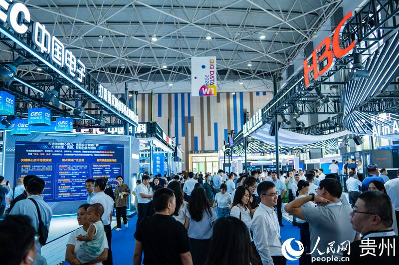 3、2024數(shù)博會共吸引400余家展商參展。人民網(wǎng) 陽茜攝.jpg