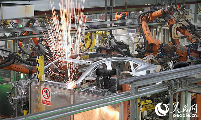 長(zhǎng)安汽車(chē)兩江工廠，機(jī)械臂正在工作。人民網(wǎng)記者 劉祎攝