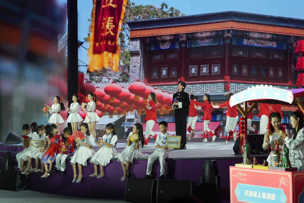 《津門謠》節(jié)目現(xiàn)場(chǎng)。人民網(wǎng)記者 于凱攝