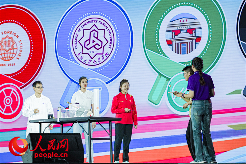 陳夢(mèng)與南開學(xué)子互動(dòng)。人民網(wǎng)記者 于凱攝