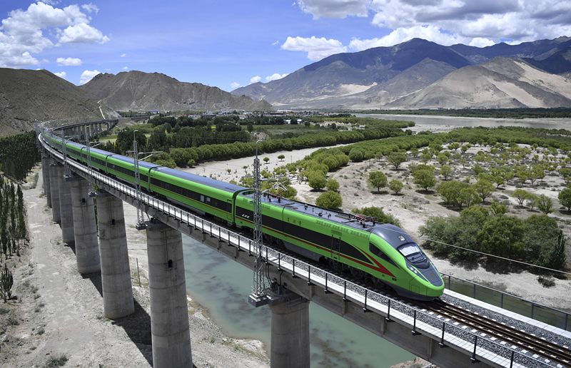 2022年6月22日，復(fù)興號(hào)列車行駛在西藏山南境內(nèi)。