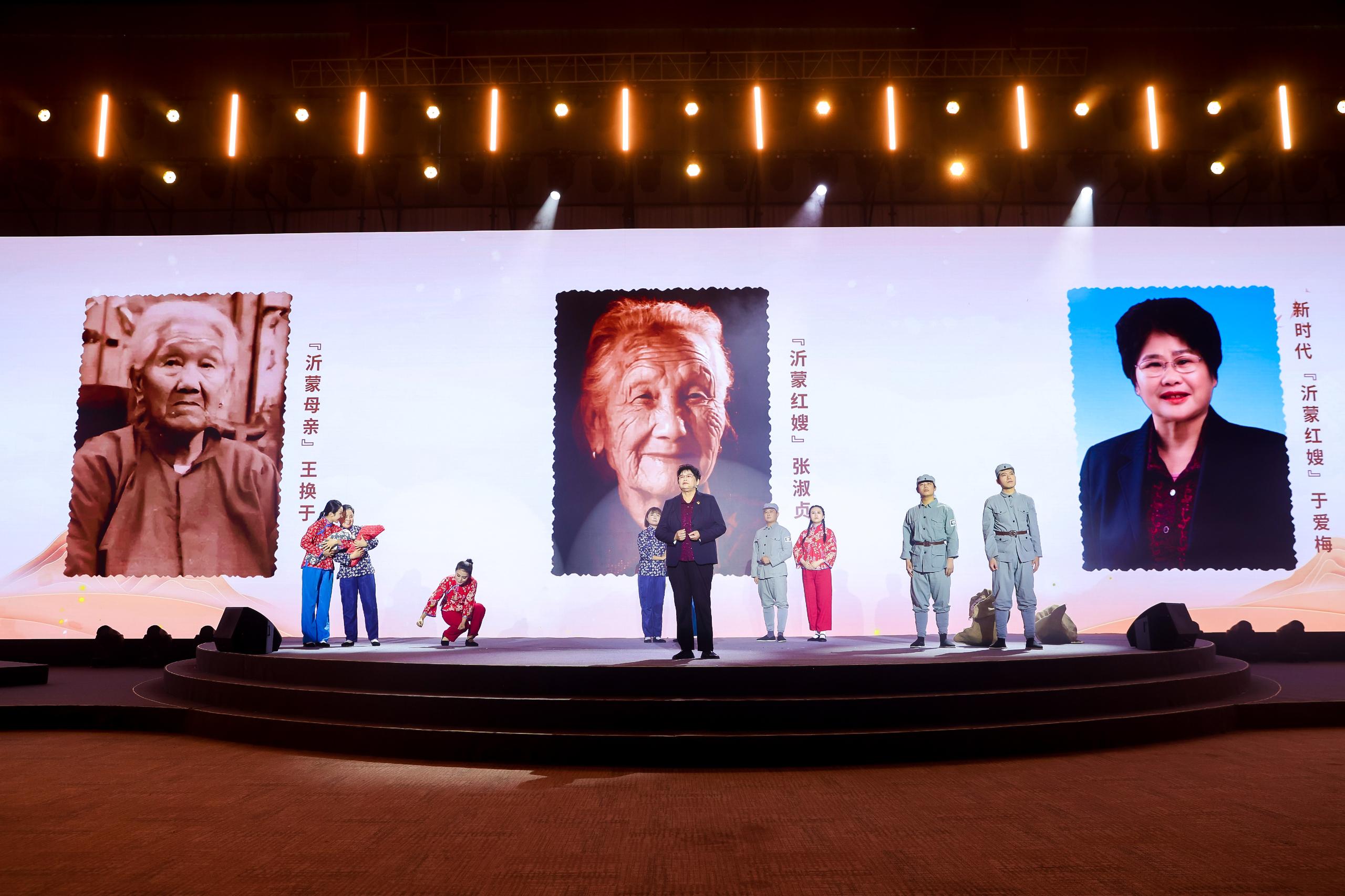 “何以中國·弦歌不輟”網(wǎng)絡(luò)主題活動現(xiàn)場，于愛梅講述“沂蒙紅嫂”的故事。人民視頻供圖。
