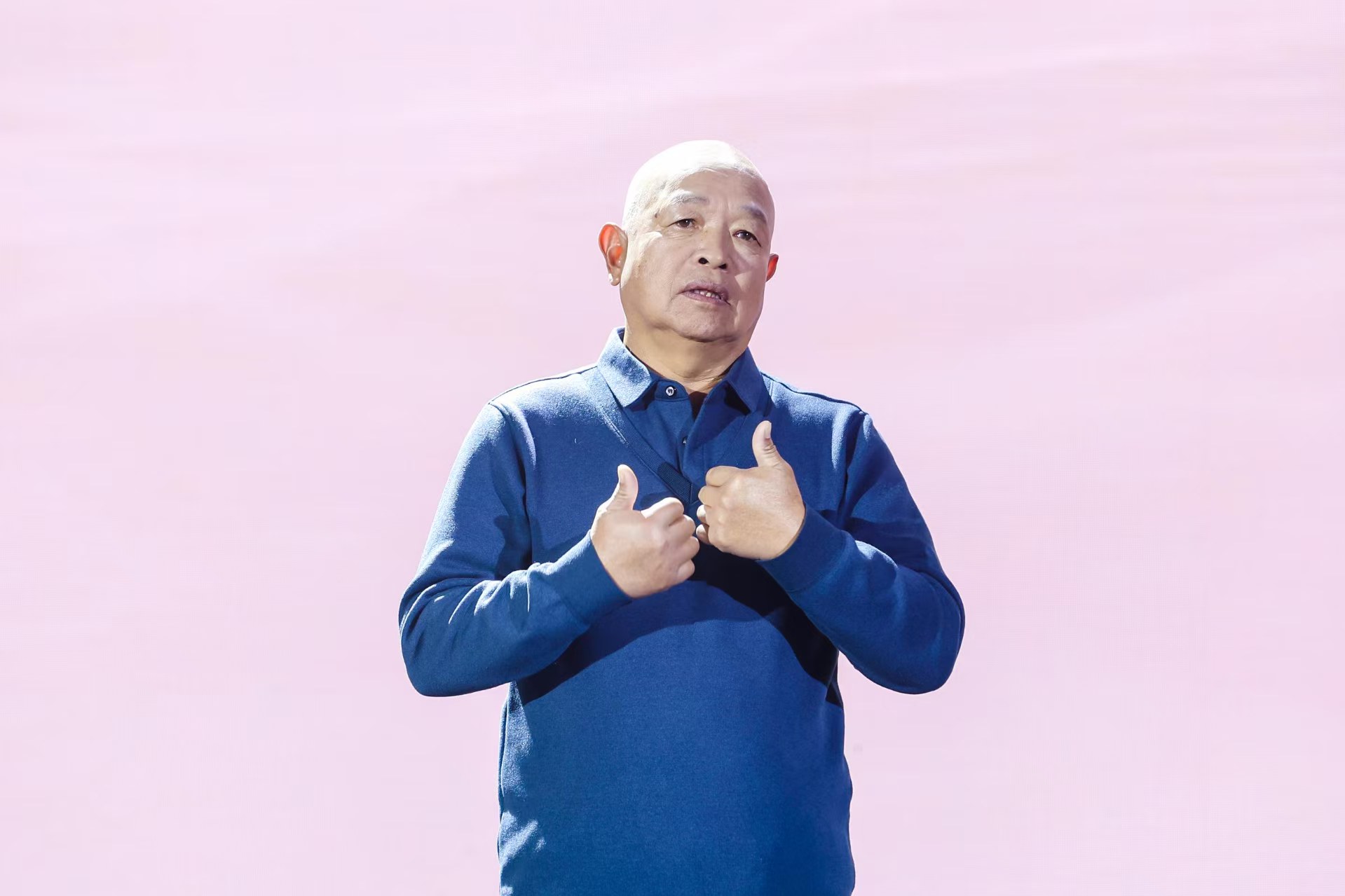 “山東好人”、煙臺(tái)市無(wú)聲洗車場(chǎng)經(jīng)理柳興濤。人民視頻供圖。