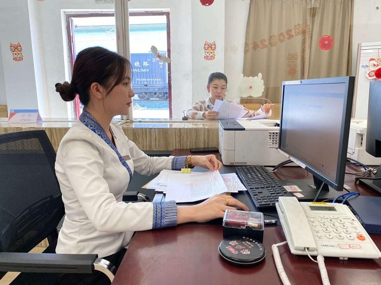 春節(jié)期間，中老鐵路員工堅守崗位，保障鐵路運(yùn)行安全、暢通。李加勇攝