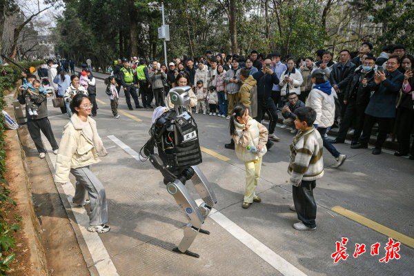 “智警小珞”人形機(jī)器人和小朋友們斗舞。長江日報記者史偉 攝