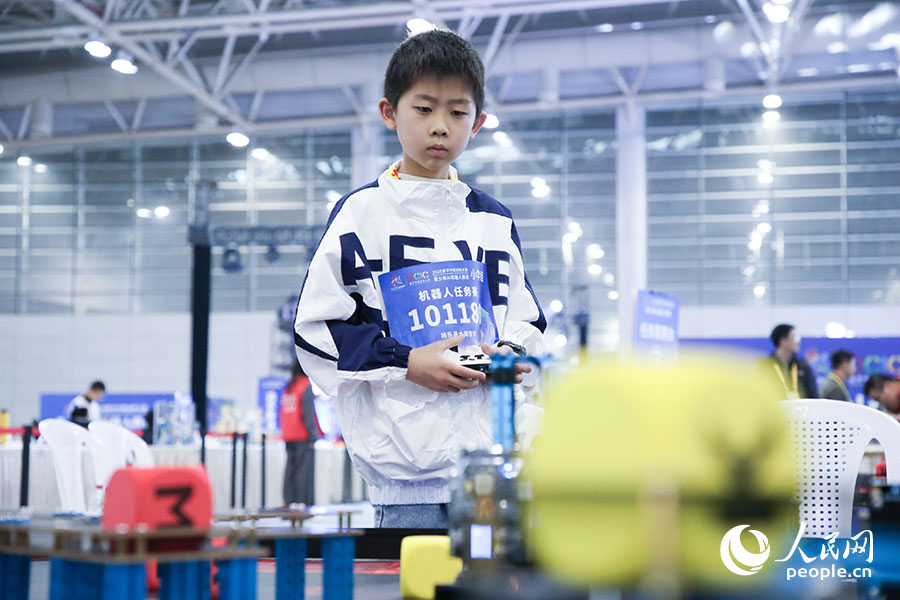 參加2025數(shù)字中國創(chuàng)新大賽青少年AI機器人賽道決賽的小選手。人民網記者 焦艷攝