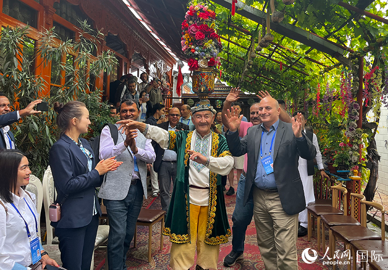 5月24日，外國媒體人在伊寧市喀贊其民俗旅游區(qū)參觀體驗。 人民網(wǎng)記者 翟轉(zhuǎn)麗攝