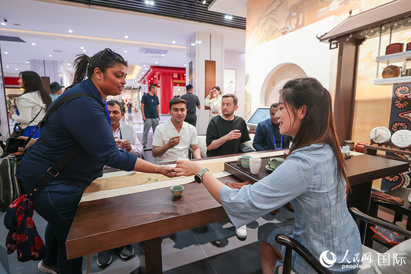 5月25日，外國媒體人在霍爾果斯國際邊境合作中心中國文化館參觀。人民網(wǎng)記者 張武軍攝