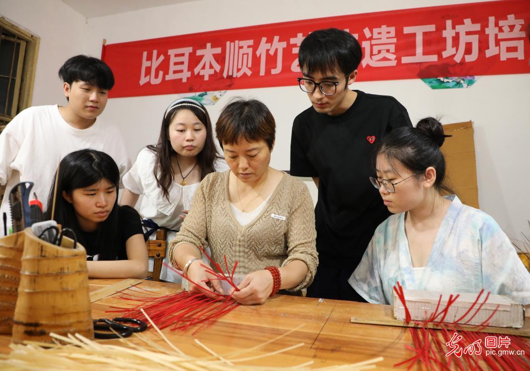 直播助農(nóng)、健康義診、扮靚街巷……青年學(xué)子暑期返鄉(xiāng)服務(wù)桑梓