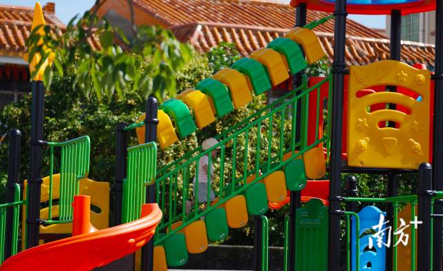 崖口村近年來也大力發(fā)展村里的基礎(chǔ)設(shè)施建設(shè)，尤其為老人和小孩提供更多的休閑娛樂場所。