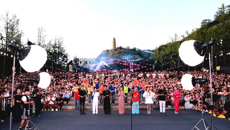 “寶塔山下唱民歌”活動現(xiàn)場盛況。加向前攝