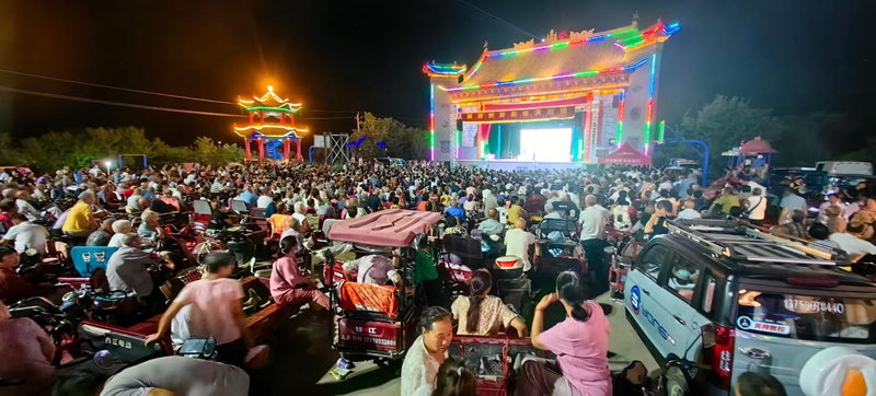 “戲曲進鄉(xiāng)村”在吉安城村演出。姚二曼攝