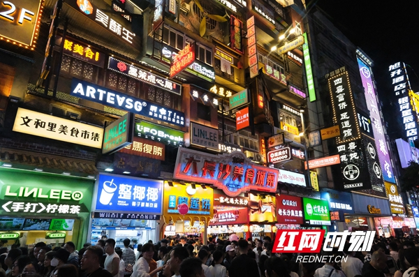 “五一”假期五一商圈客流激增，網紅長沙再現(xiàn)頂流效應。.jpg