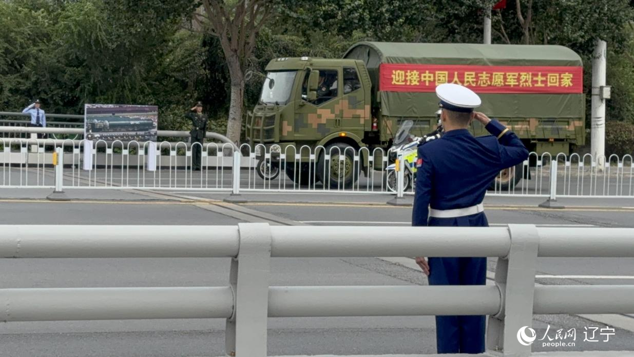 沈陽市渾河橋東側(cè)，擺放著東風(fēng)—5C導(dǎo)彈的受閱照片。人民網(wǎng)記者 湯龍攝