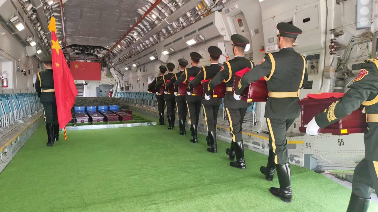 在韓國仁川國際機場，引靈手徐澤東引領(lǐng)中國人民解放軍儀仗司禮大隊禮兵護送英烈遺骸棺槨登上空軍“運-20”專機啟程回國?？照麄骶止﹫D