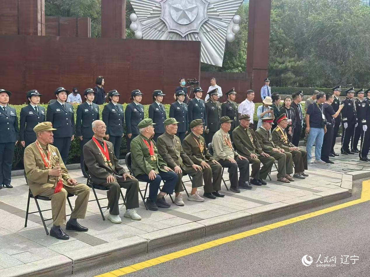 沈陽抗美援朝烈士陵園門前，志愿軍老戰(zhàn)士等候戰(zhàn)友的歸隊。人民網(wǎng)記者 周頌雪攝