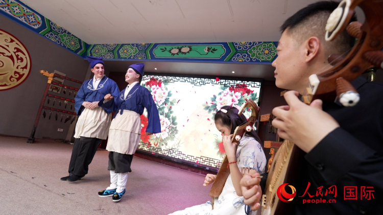 人民網(wǎng)外籍專家湖長明體驗(yàn)柳琴戲。人民網(wǎng)記者 蘇纓翔攝