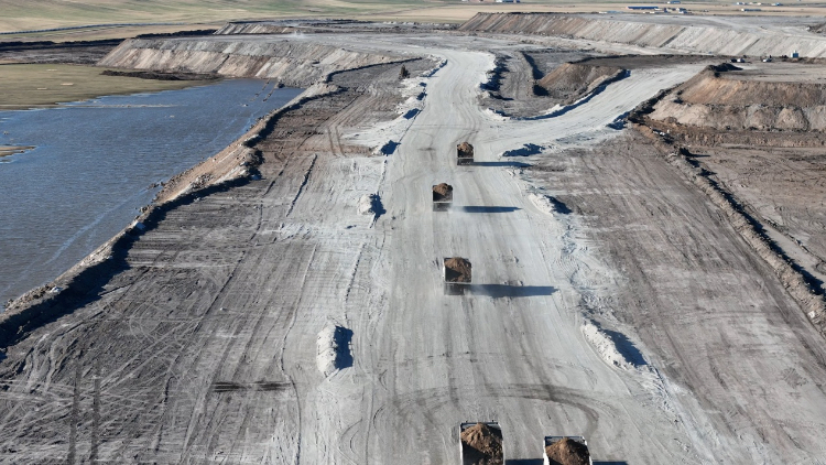 徐工無人電動礦卡行駛在內(nèi)蒙古華能伊敏露天礦區(qū)。受訪對象供圖