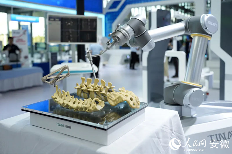 2024世界制造業(yè)大會上展出的骨科手術(shù)機器人。人民網(wǎng)記者 王銳攝