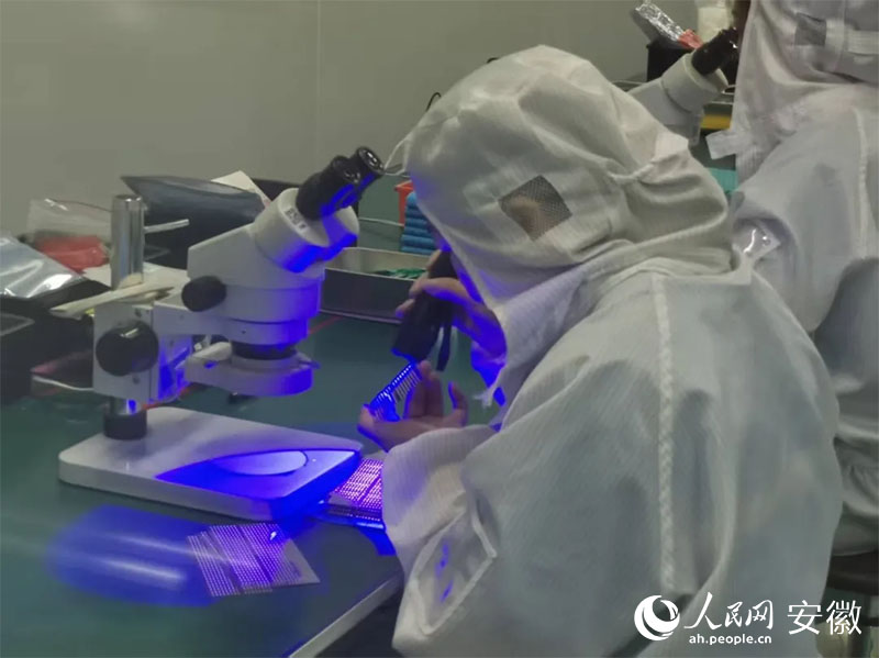 金張科技帶動下，超100家功能膜新材料企業(yè)在太湖縣集聚。人民網(wǎng)記者 胡雨松攝