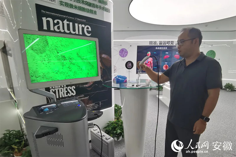 陳廷嘉演示“安刀”使用方法。人民網(wǎng)記者 胡雨松攝