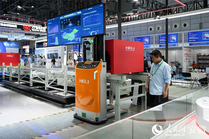 2024世界制造業(yè)大會上，合力將智能數(shù)據(jù)工廠系統(tǒng)帶進展會。人民網(wǎng)記者 王銳攝