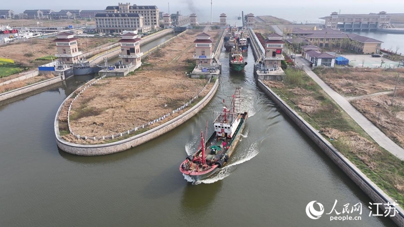 接鮮船駛過南通啟東呂四漁港船閘。人民網(wǎng)記者 余樂攝